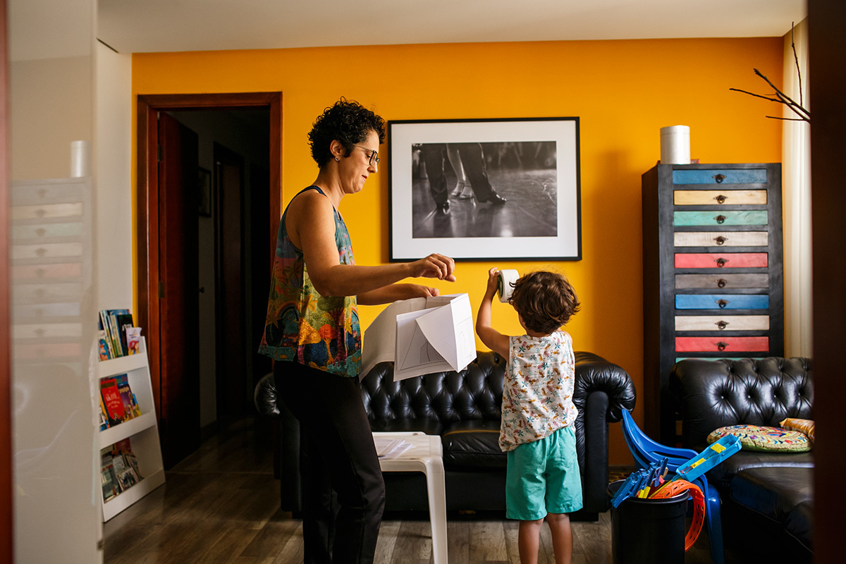 família se preparando para montar sua árvore de natral