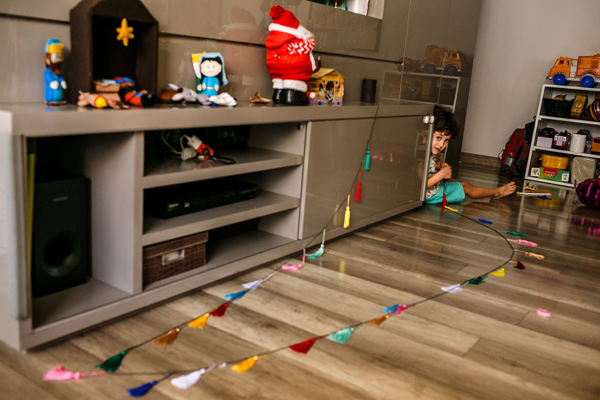 árvore de natal sendo montada com enfeites inusitados em foto de Adriana Costa