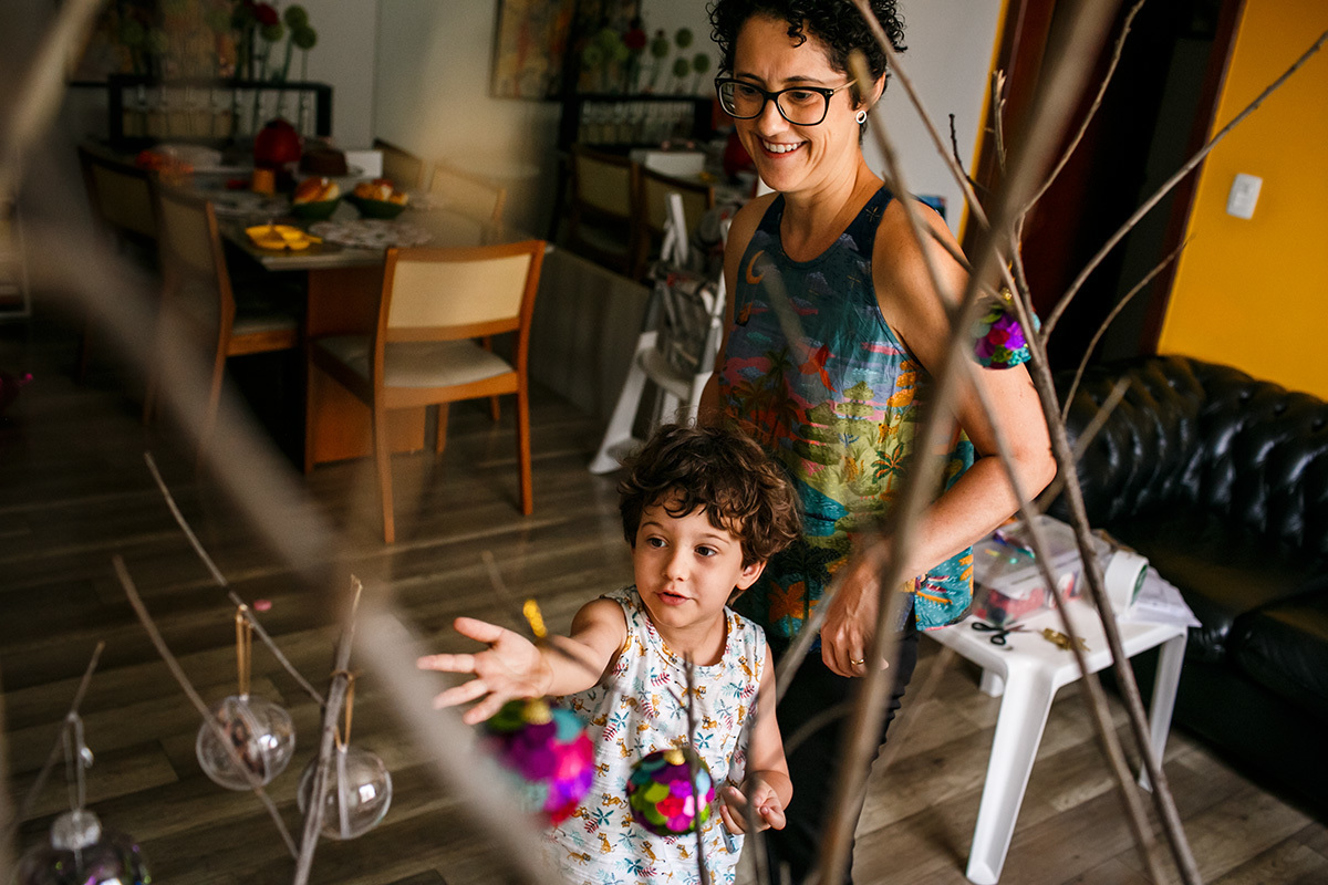 Fotos de Adriana Costa da mãe e filho montando sua árvore de natal