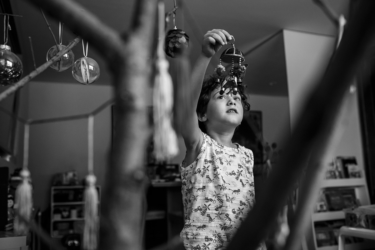 criança no dia de montar sua  em foto de Adriana Costa