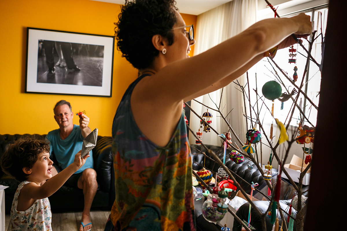 família usa criatividade para montar sua árvore de natal em foto de Adriana Costa