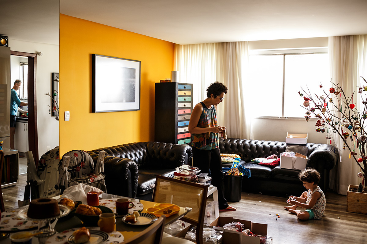 família montando sua árvore de natal na hora do café da manhã
