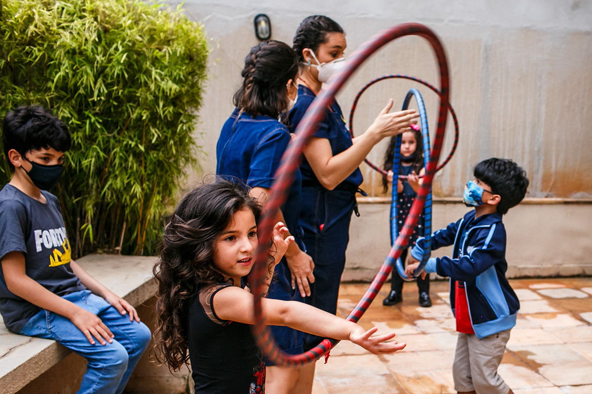 foto de Adriana Costa das crianças se divertindo com bambolês em festa infantil caseira