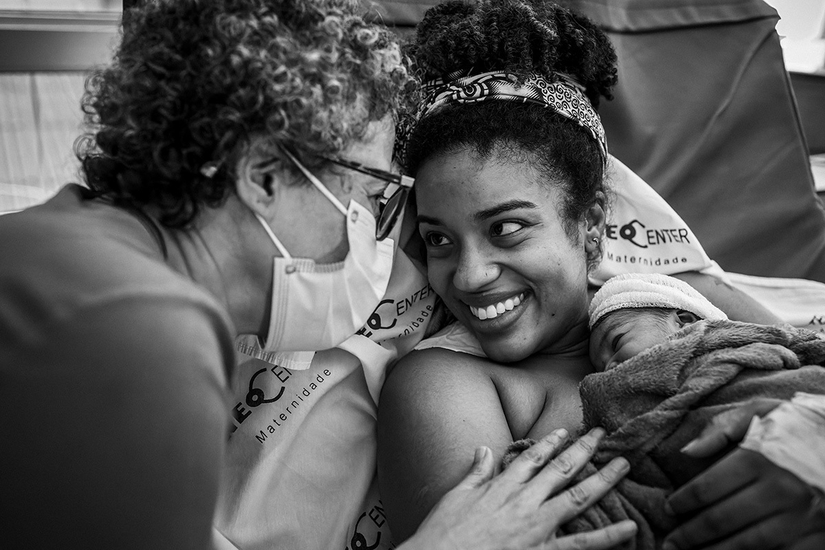 avó se emocionando após o nascimento da neta