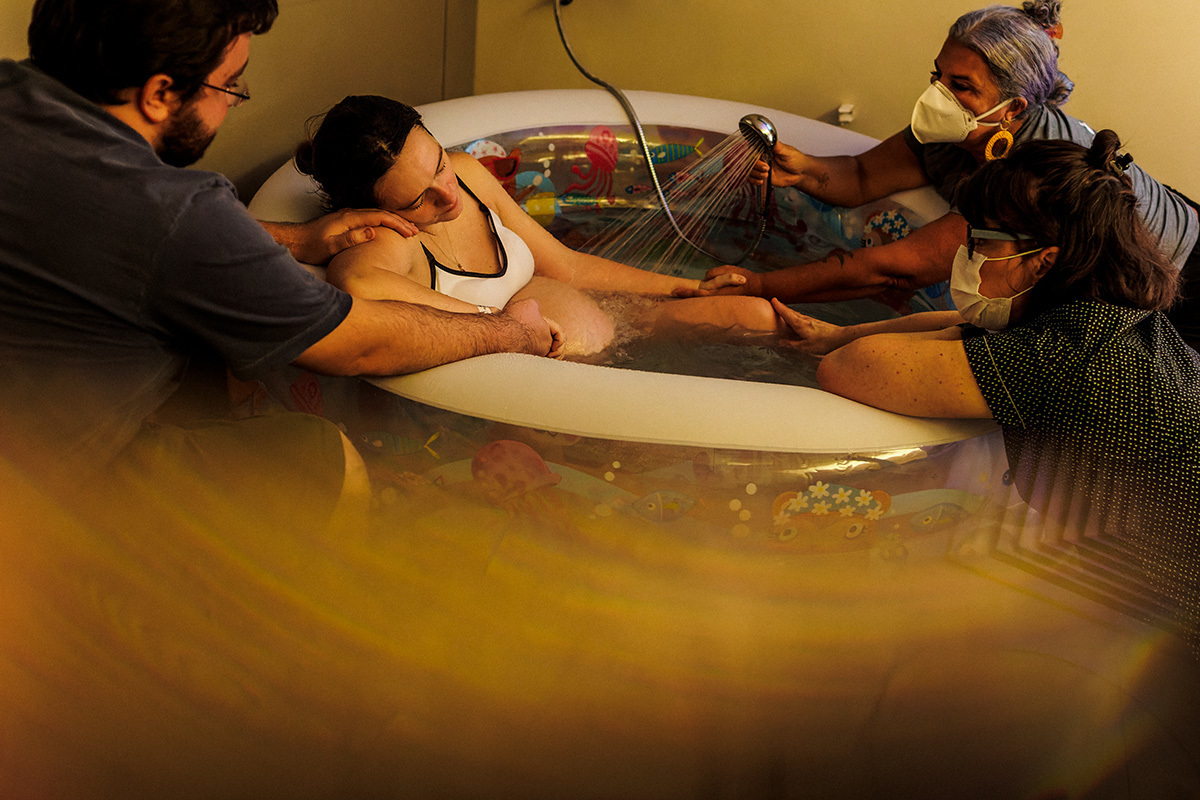 Equipe do Instituto Nascer dando apoio ao casal durante o trabalho de parto no Mater Dei em foto de Adriana costa