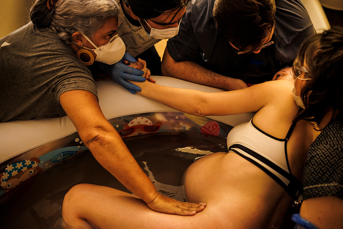 equipe do Instituto Nascer dando incentivo na fase expulsiva do parto em foto de Adriana Costa