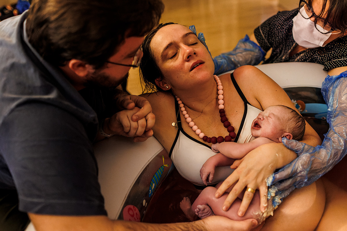 foto de Adriana Costa da mulher em êxtase após a vivência do parto natural na água