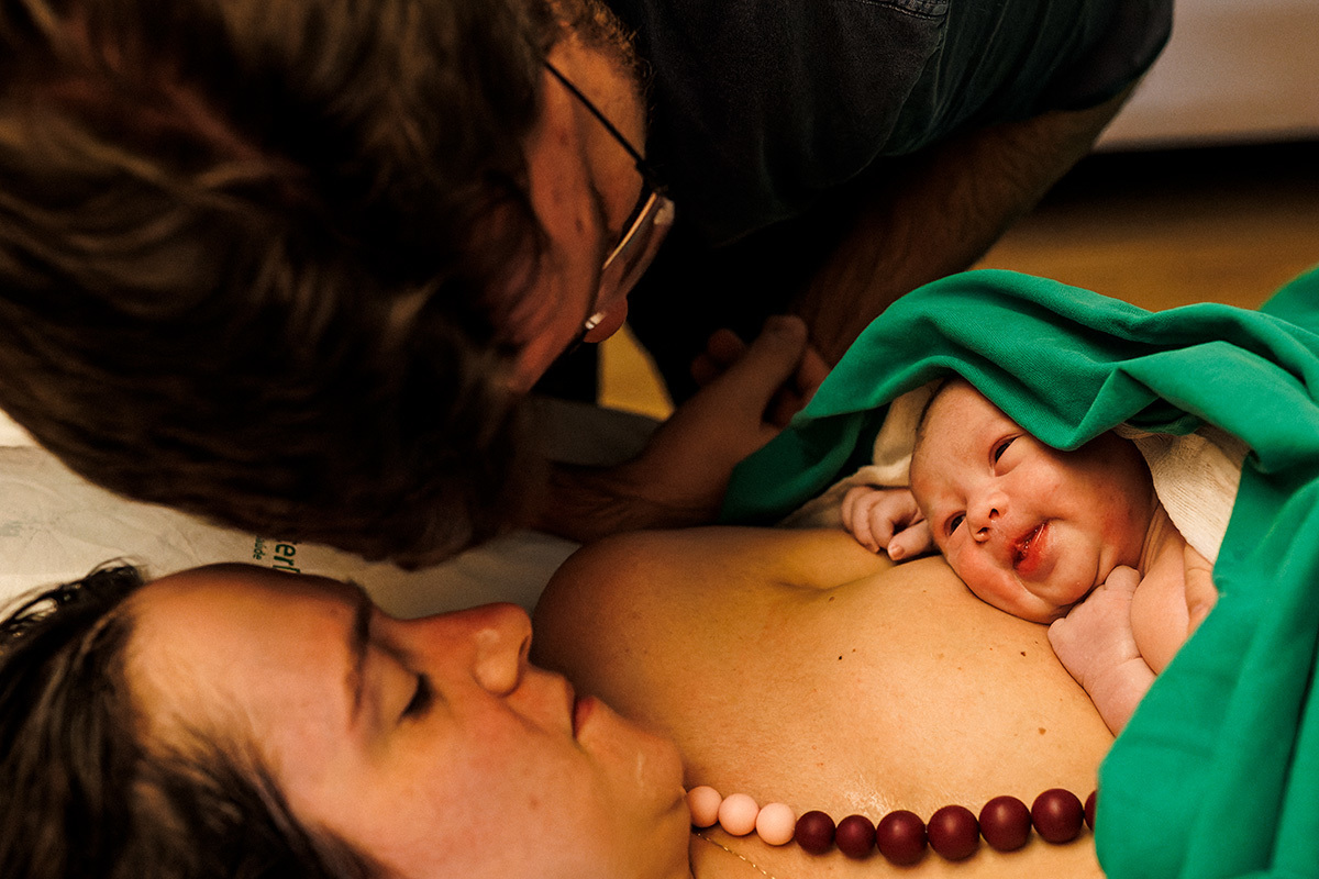 Foto de Adriana Costa do imprinting do bebê com os pais após o nascimento por um parto natural