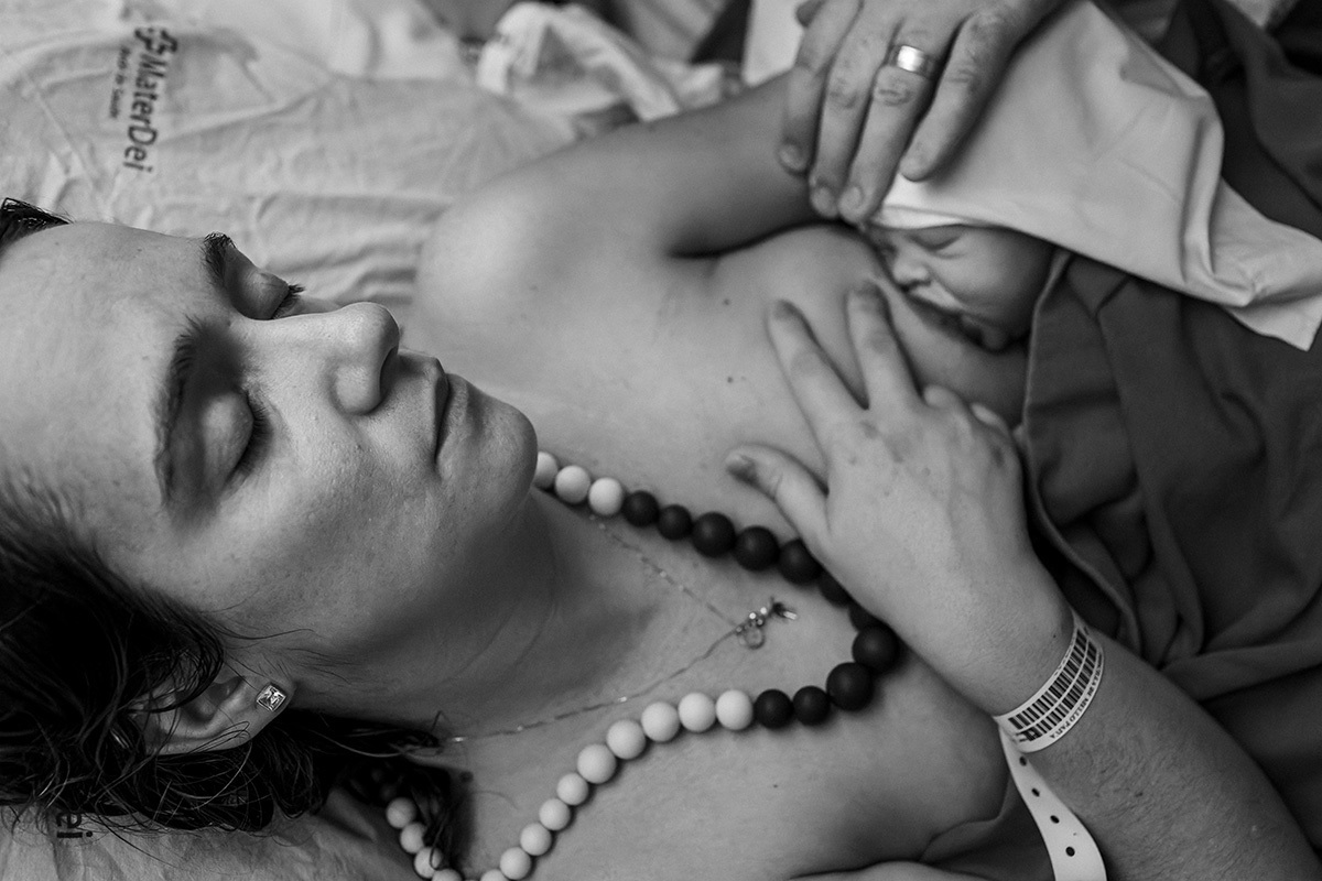 mãe em êxtase após o nascimento da filha de pato natural