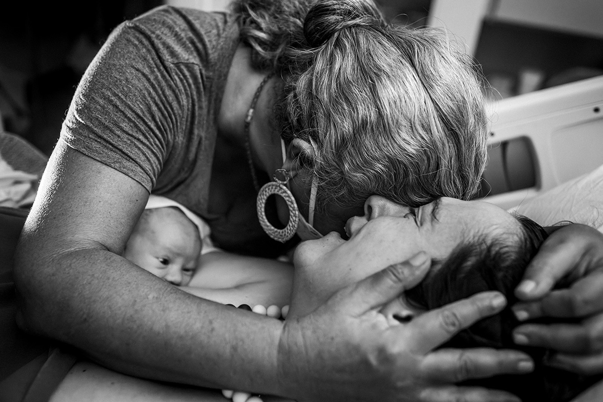 mulher chorando de alegria pela sua vivência de um parto natural