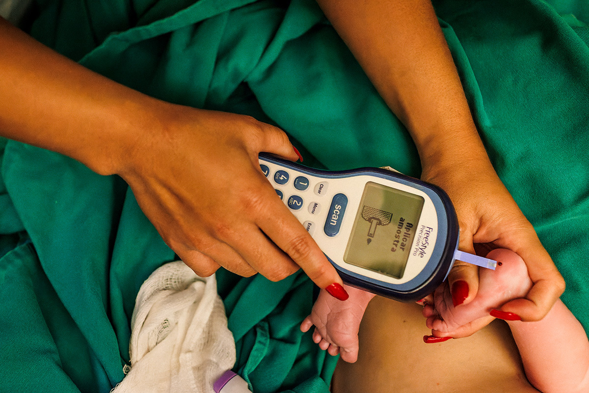 teste do pezinho sendo realizado logo após o nascimento