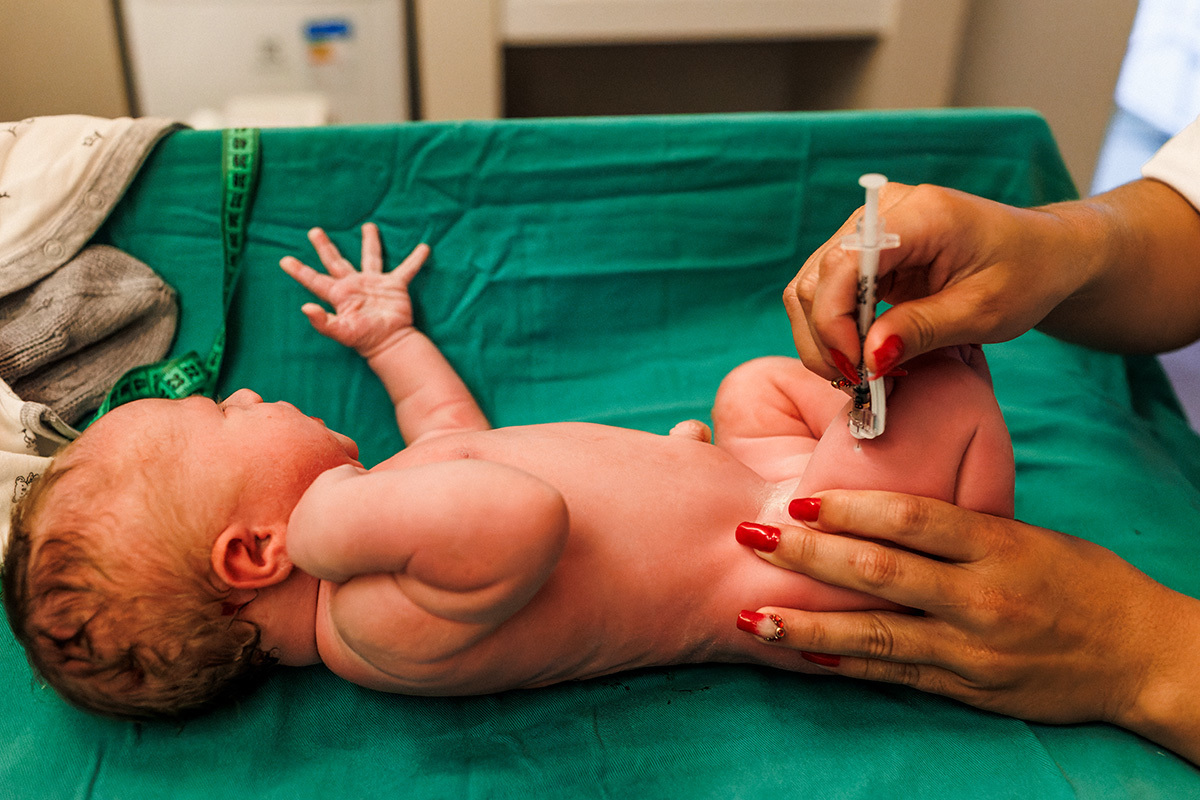 bebê recebendo vitamina k injetável após nascimento