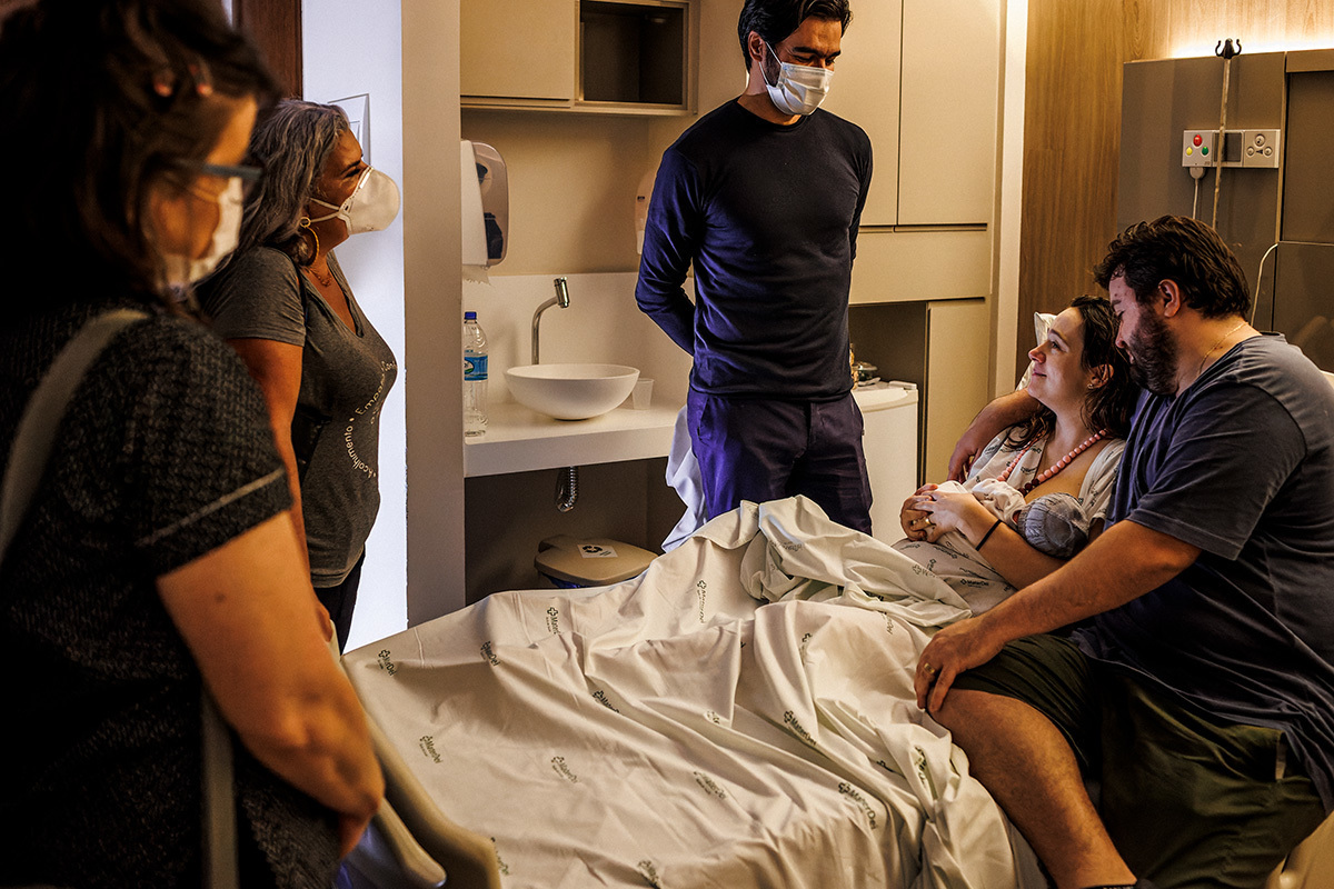 mulher agradecendo a equipe do Instituto Nascer pela experiência linda do parto natural