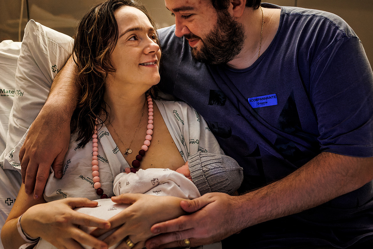 casal se entreolha emocionados após o nascimento de sua filha de parto natural