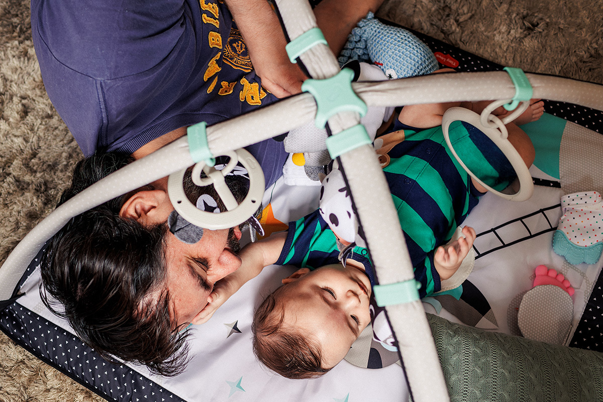 pai e seu bebê brincam juntos no tapete de atividades em foto de Adriana Costa