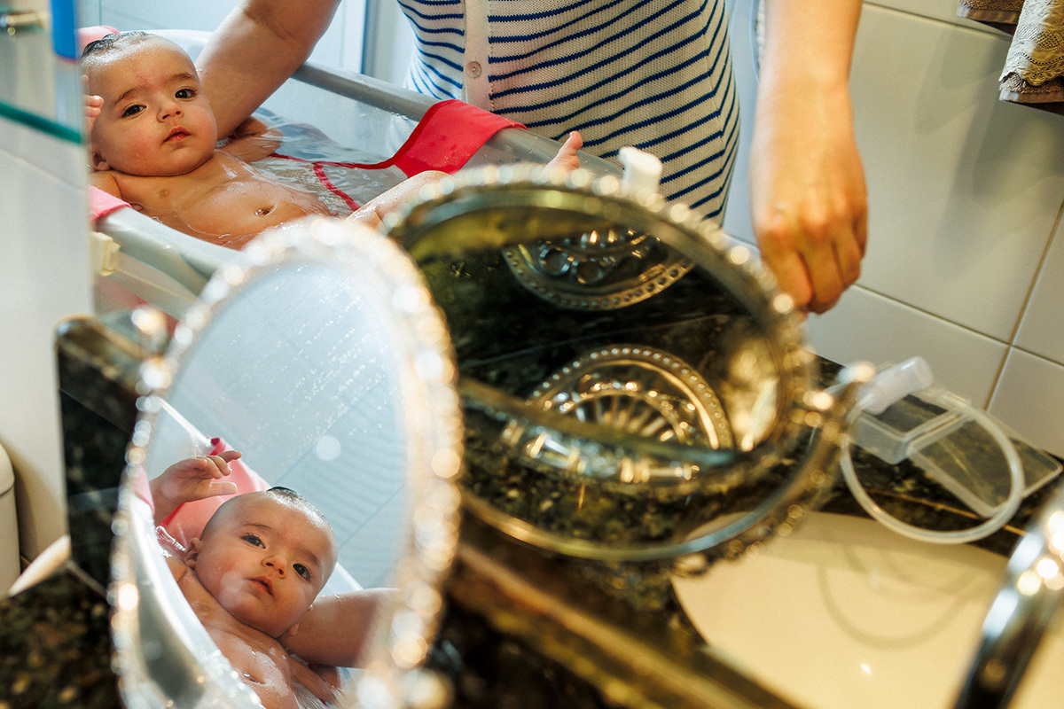 bebê de 3 meses tomando banho na banheira