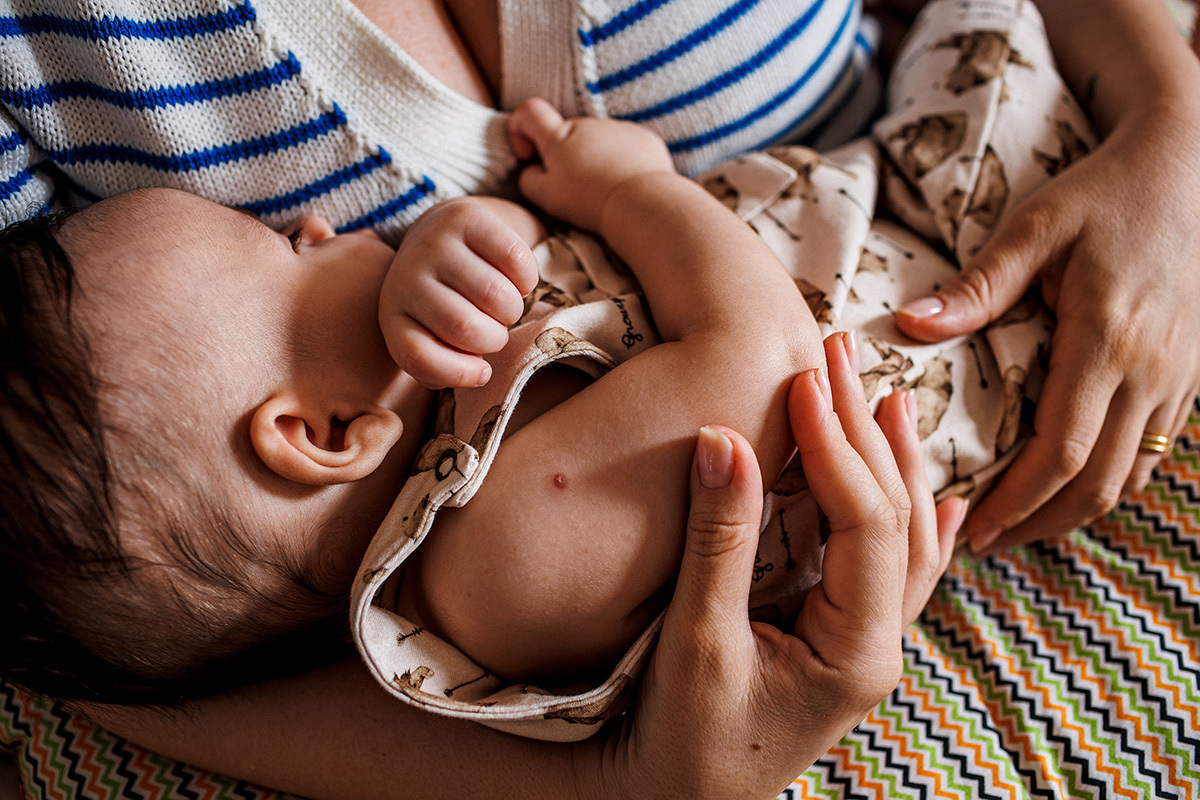 bebê dormindo no colo da mãe