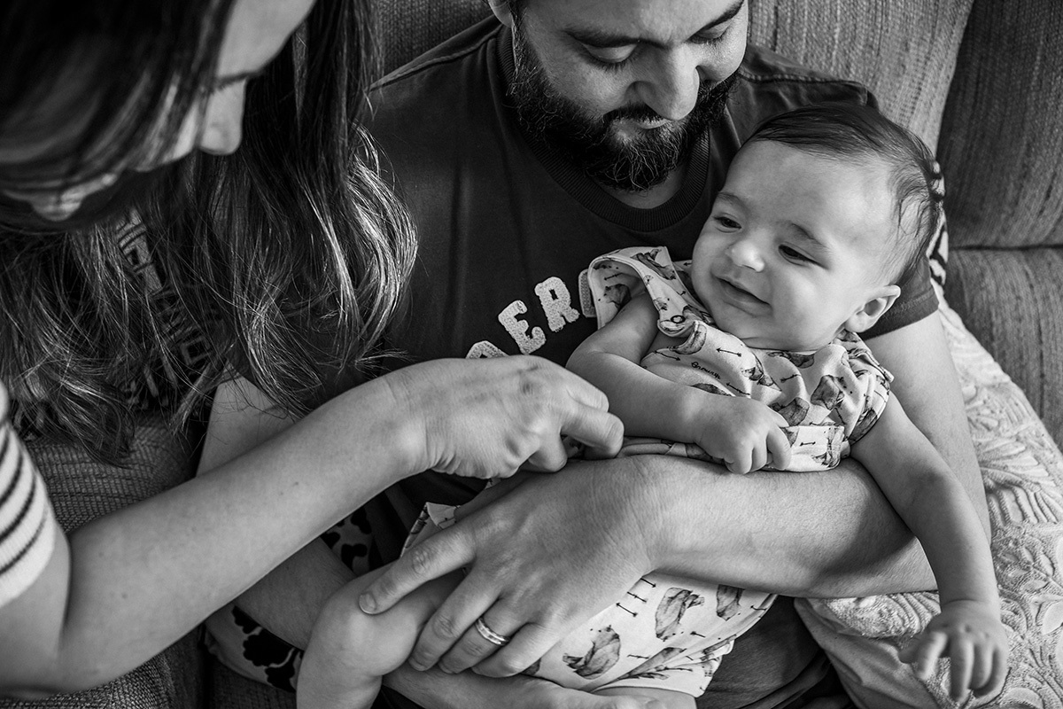 bebê sorrindo com as brincadeiras da mãe