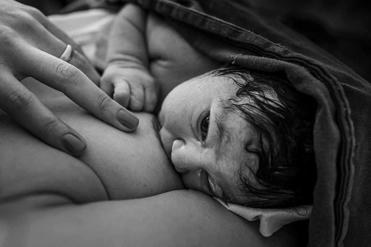 bebê amamentando durante a hora de ouro