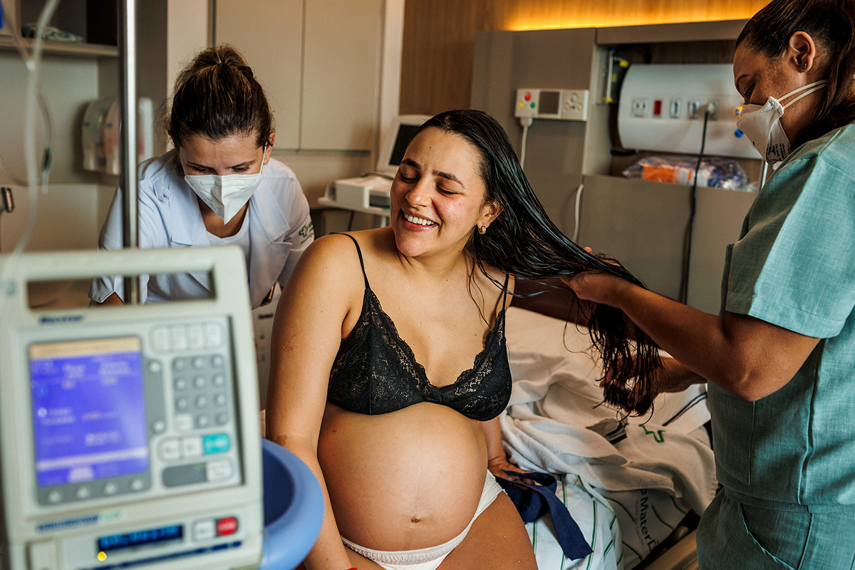 parturiente relaxa após receber anestesia