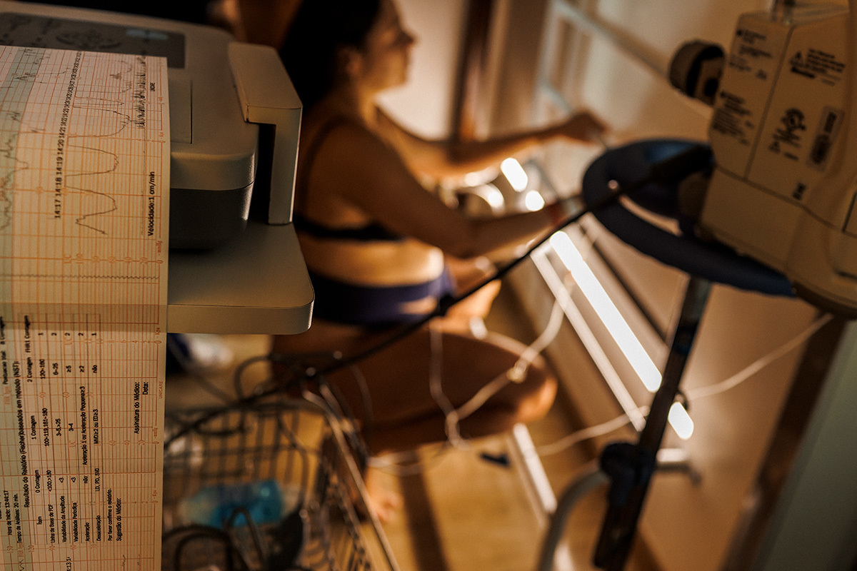 parturiente é monitorada após receber anestesia