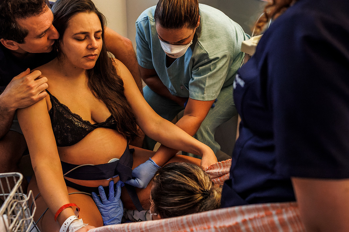 casal se preparando para o momento do expulsivo em foto de Adriana Costa