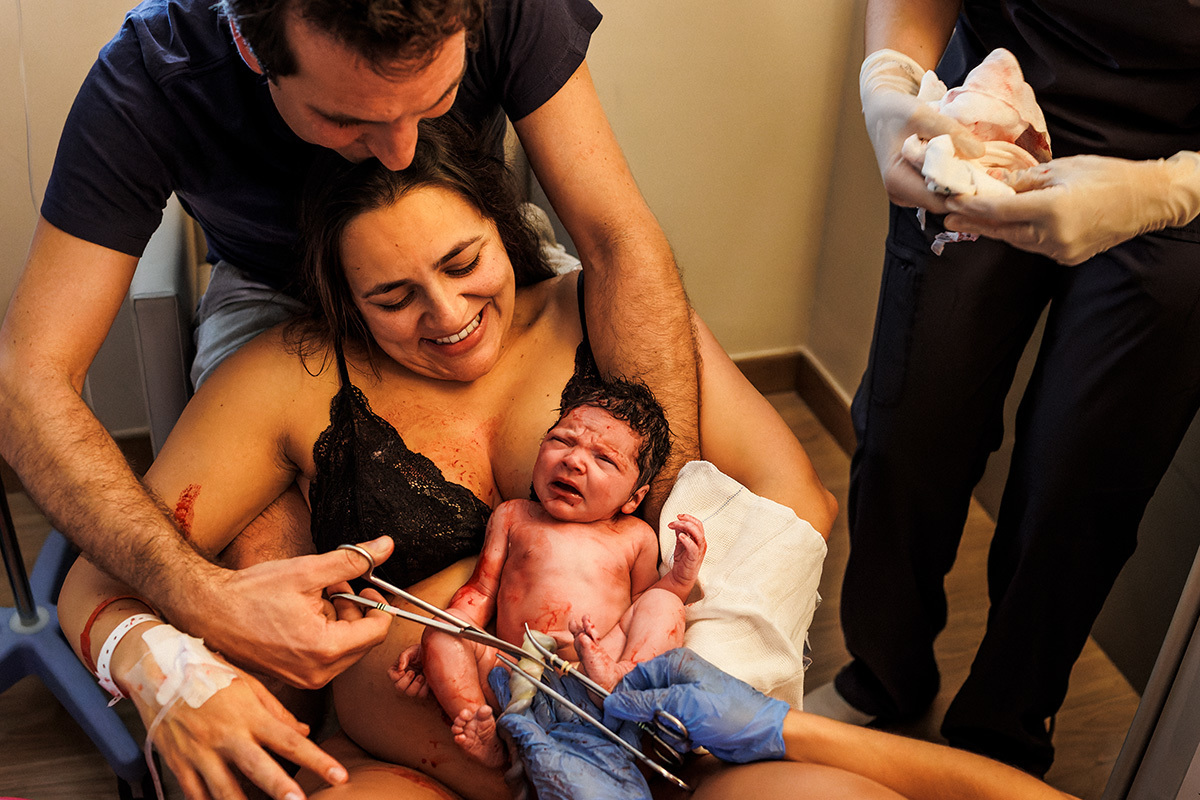 pai corta o cordão umbilical da filha