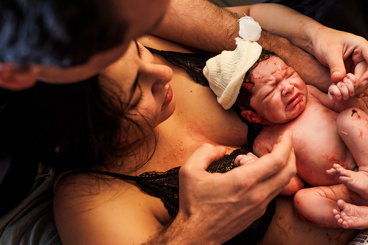 pais e seu bebê logo após o nascimento