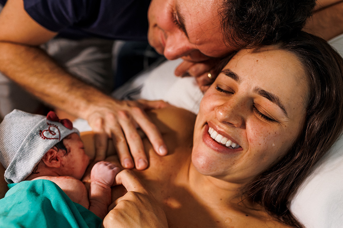 mulher chora emocionada após o parto