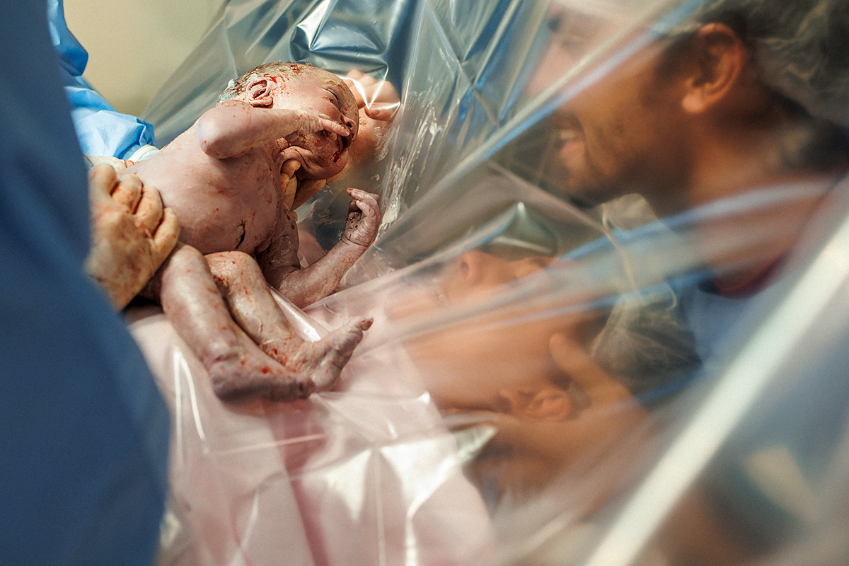 pais se emocionam ao ver a filha que nasceu por cesárea por estar pélvica