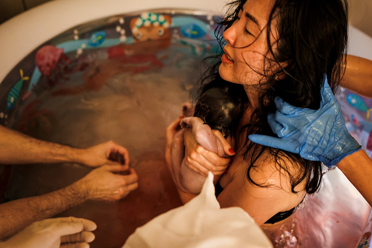 mulher dá a luz de maneira calma e tranquila