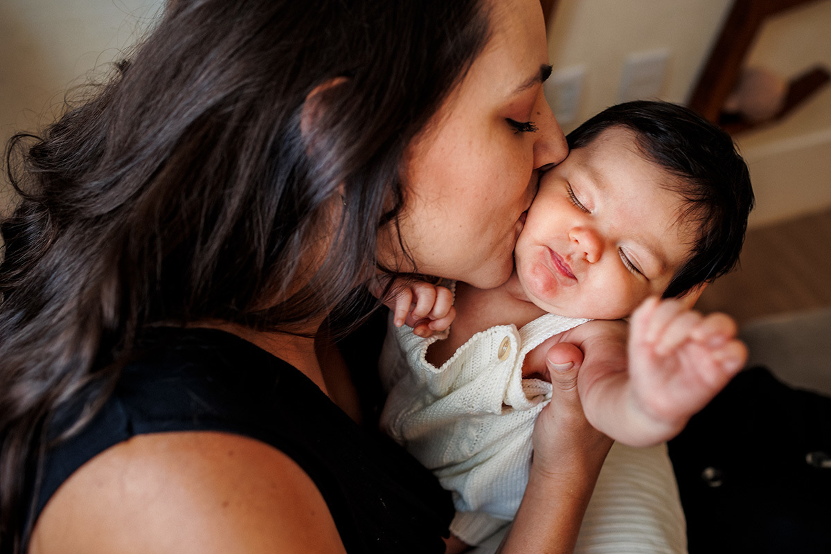 bebê espreguiçando satisfeita após amamentar
