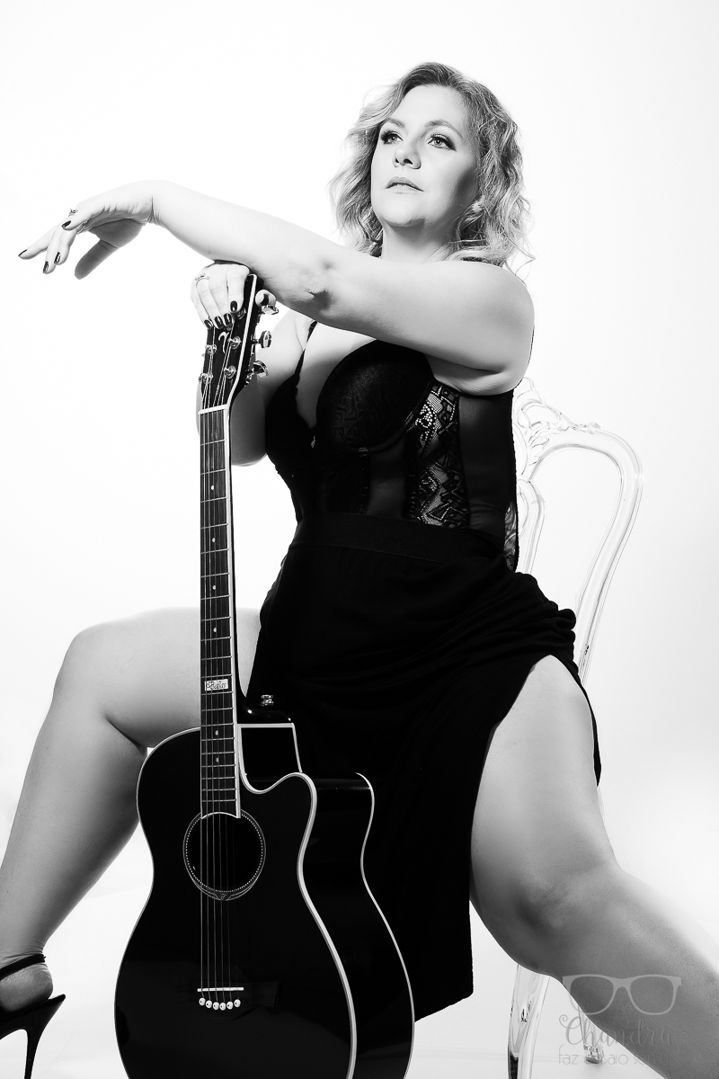 ensaio feminino com violão em estúdio fotográfico em Blumenau