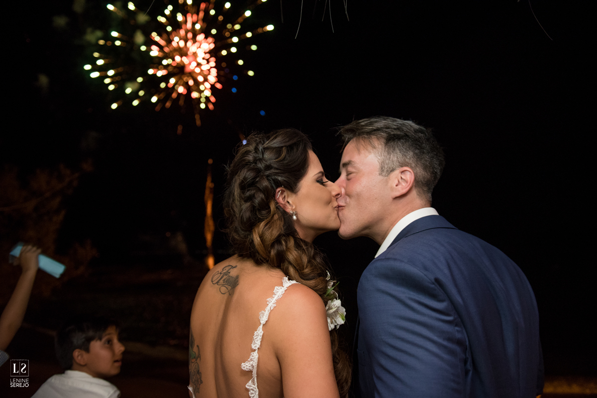 Casamento em Búzios, Nanda e Victor, decoração Vagalumes e Pirilampos e Fotografia do Lenine Serejo? Quer mais? Teve Bendito Casamento. Foto 74