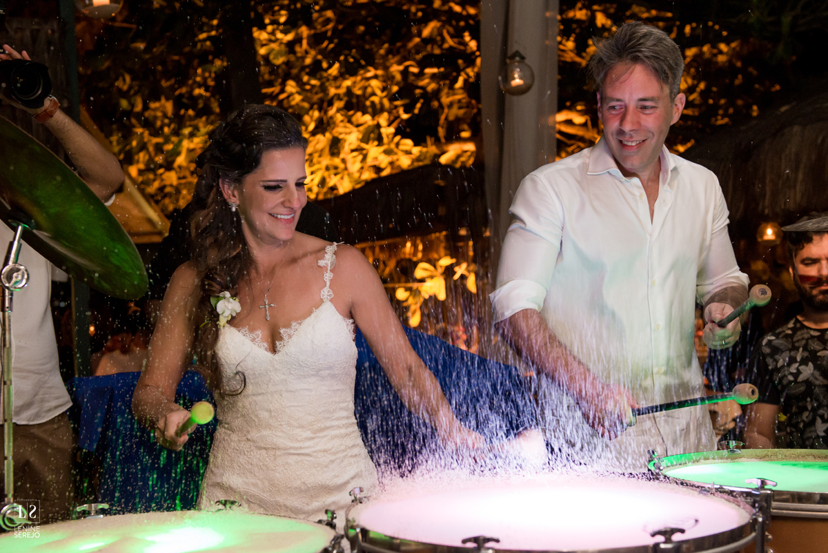 Casamento em Búzios, Nanda e Victor, decoração Vagalumes e Pirilampos e Fotografia do Lenine Serejo? Quer mais? Teve Bendito Casamento. Foto 79