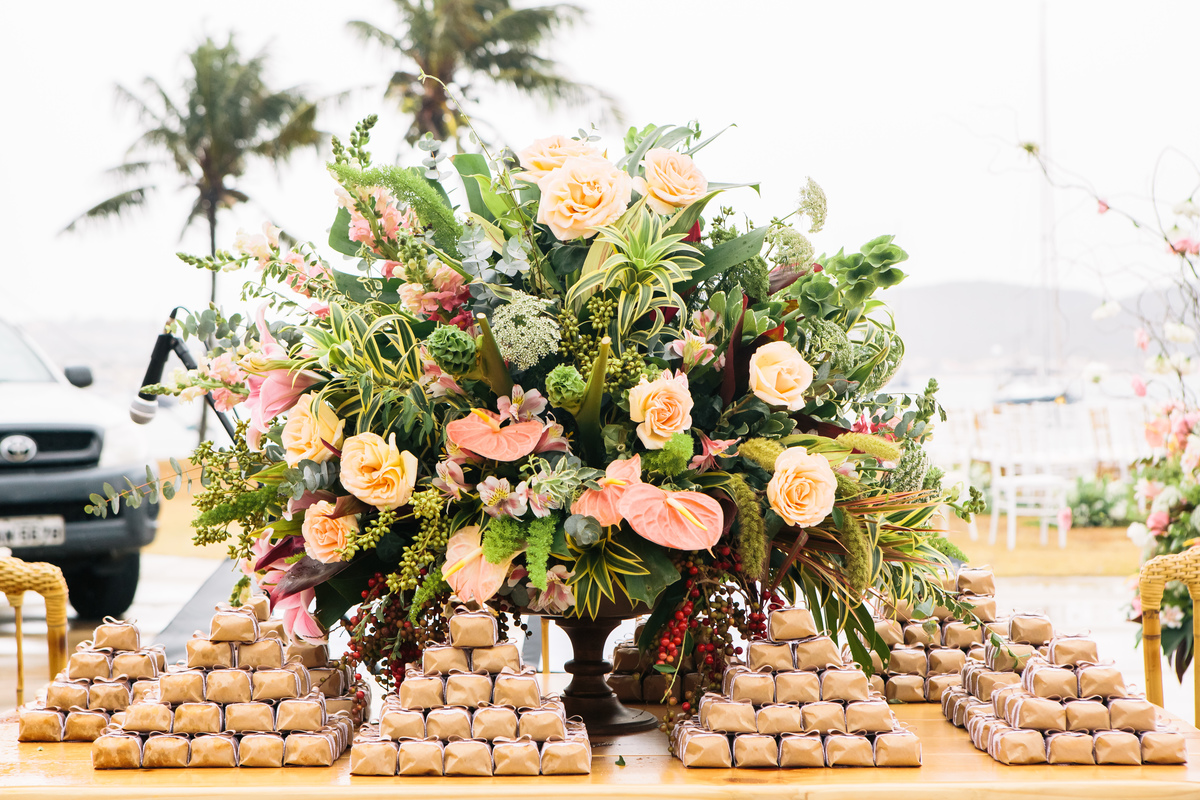 EF Cerimonial - Casamento em Búzios, no Iate Club de Búzios, Noivos: Marcela e Felipe 30/09/2017. Objetos decorativos do Jardim de Ornamentos e Fotografia do Guilherme Tonna. Privilege Buffet Búzios. Foto 26