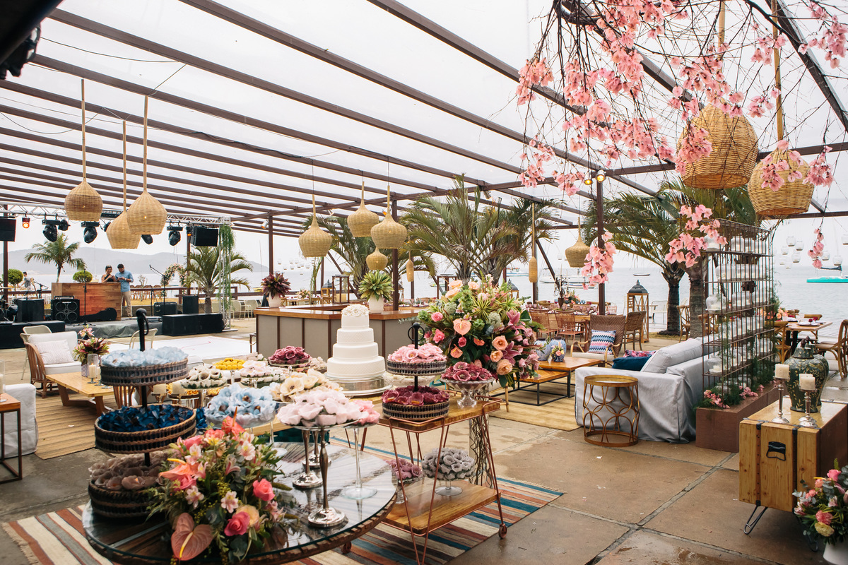 EF Cerimonial - Casamento em Búzios, no Iate Club de Búzios, Noivos: Marcela e Felipe 30/09/2017. Objetos decorativos do Jardim de Ornamentos e Fotografia do Guilherme Tonna. Privilege Buffet Búzios. Foto 29