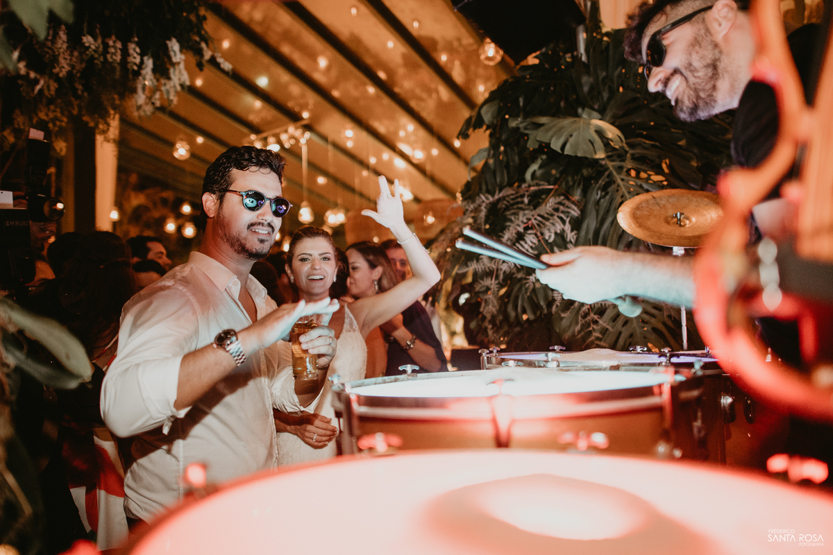 Casamento em Búzios-EF Cerimonial-Noivos Marina e Victor 14/10/2017 - Pousada e Restaurante Praia da Tartargua em Búzios - Decoração da Vagalumes e pirilampos, Euler de Castro e fotografia destination wedding ao ar livre do Frederico Santa Rosa. Foto 55