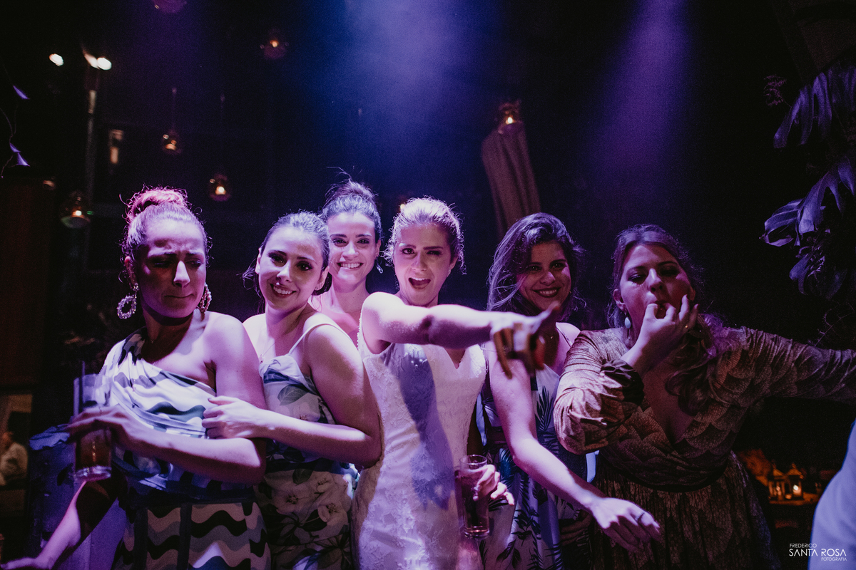 Casamento em Búzios-EF Cerimonial-Noivos Marina e Victor 14/10/2017 - Pousada e Restaurante Praia da Tartargua em Búzios - Decoração da Vagalumes e pirilampos, Euler de Castro e fotografia destination wedding ao ar livre do Frederico Santa Rosa. Foto 54