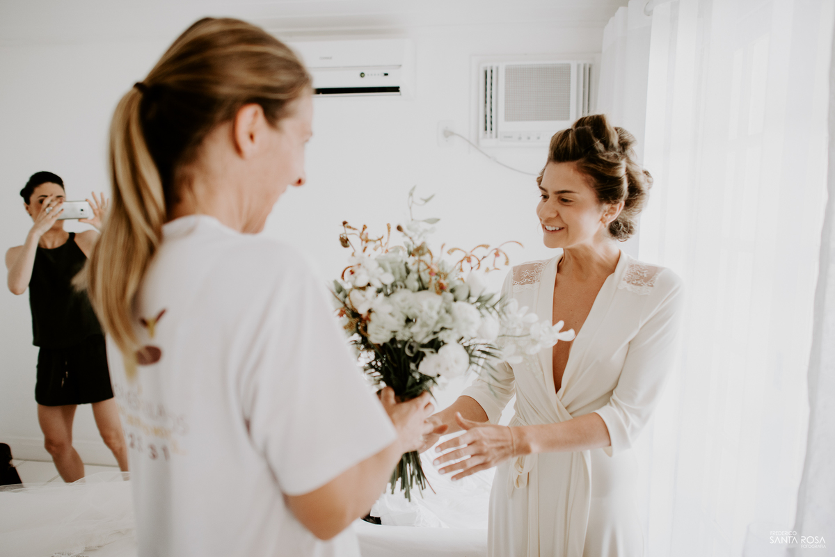 Casamento em Búzios-EF Cerimonial-Noivos Marina e Victor 14/10/2017 - Pousada e Restaurante Praia da Tartargua em Búzios - Decoração da Vagalumes e pirilampos, Euler de Castro e fotografia destination wedding ao ar livre do Frederico Santa Rosa. Foto 36