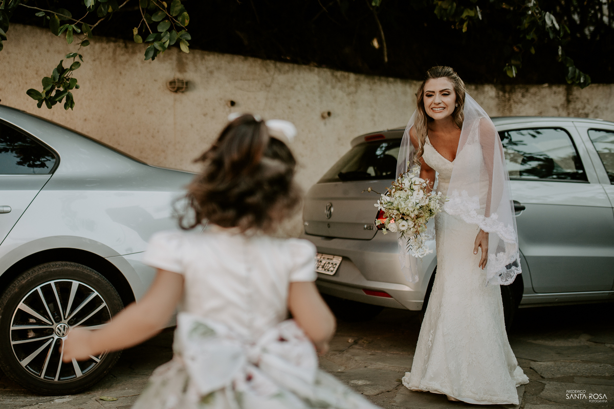 Casamento em Búzios-EF Cerimonial-Noivos Marina e Victor 14/10/2017 - Pousada e Restaurante Praia da Tartargua em Búzios - Decoração da Vagalumes e pirilampos e fotografia destination wedding ao ar livre do Frederico Santa Rosa. Foto 10