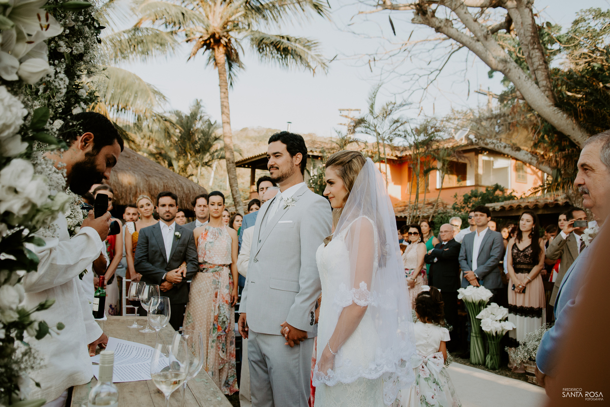 Casamento em Búzios-EF Cerimonial-Noivos Marina e Victor 14/10/2017 - Pousada e Restaurante Praia da Tartargua em Búzios - Decoração da Vagalumes e pirilampos e fotografia destination wedding ao ar livre do Frederico Santa Rosa. Foto 13