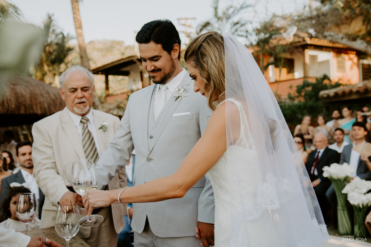 Casamento em Búzios-EF Cerimonial-Noivos Marina e Victor 14/10/2017 - Pousada e Restaurante Praia da Tartargua em Búzios - Decoração da Vagalumes e pirilampos e fotografia destination wedding ao ar livre do Frederico Santa Rosa. Foto 15