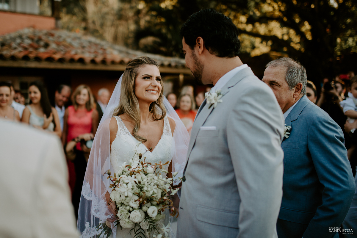 Casamento em Búzios-EF Cerimonial-Noivos Marina e Victor 14/10/2017 - Pousada e Restaurante Praia da Tartargua em Búzios - Decoração da Vagalumes e pirilampos e fotografia destination wedding ao ar livre do Frederico Santa Rosa. Foto 16