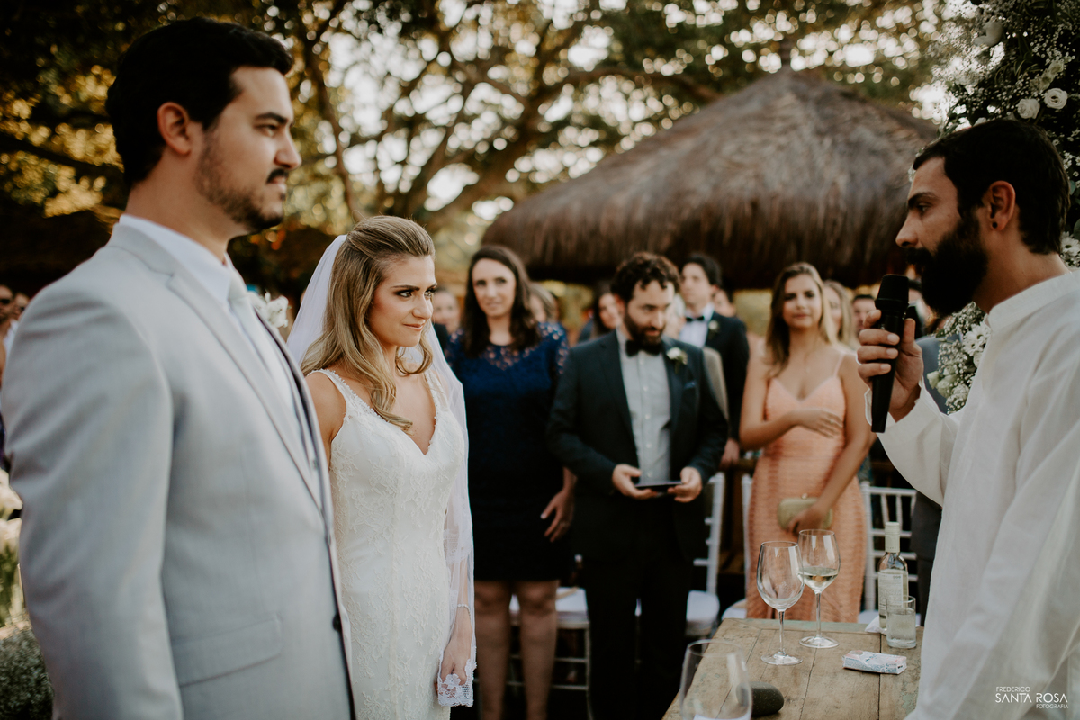 Casamento em Búzios-EF Cerimonial-Noivos Marina e Victor 14/10/2017 - Pousada e Restaurante Praia da Tartargua em Búzios - Decoração da Vagalumes e pirilampos e fotografia destination wedding ao ar livre do Frederico Santa Rosa. Foto 17