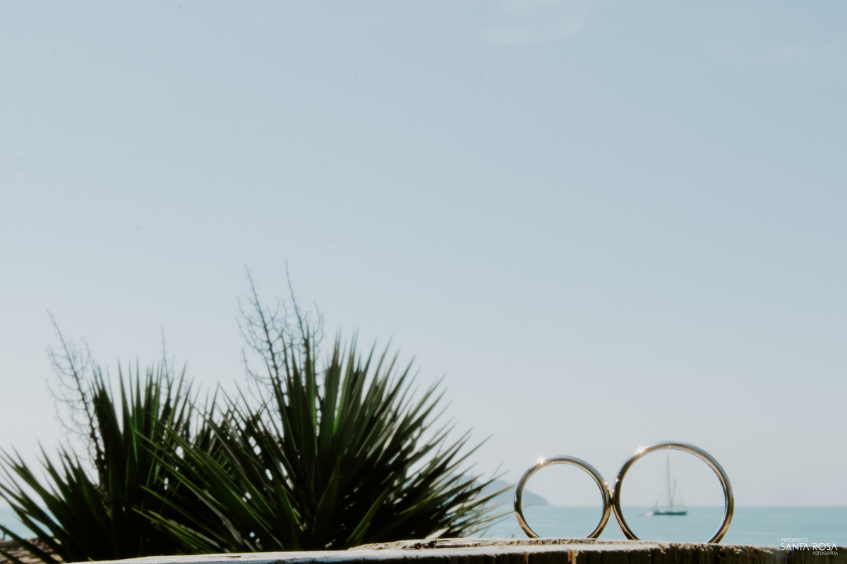 Casamento em Búzios-EF Cerimonial-Noivos Marina e Victor 14/10/2017 - Pousada e Restaurante Praia da Tartargua em Búzios - Decoração da Vagalumes e pirilampos e fotografia destination wedding ao ar livre do Frederico Santa Rosa. Foto 27