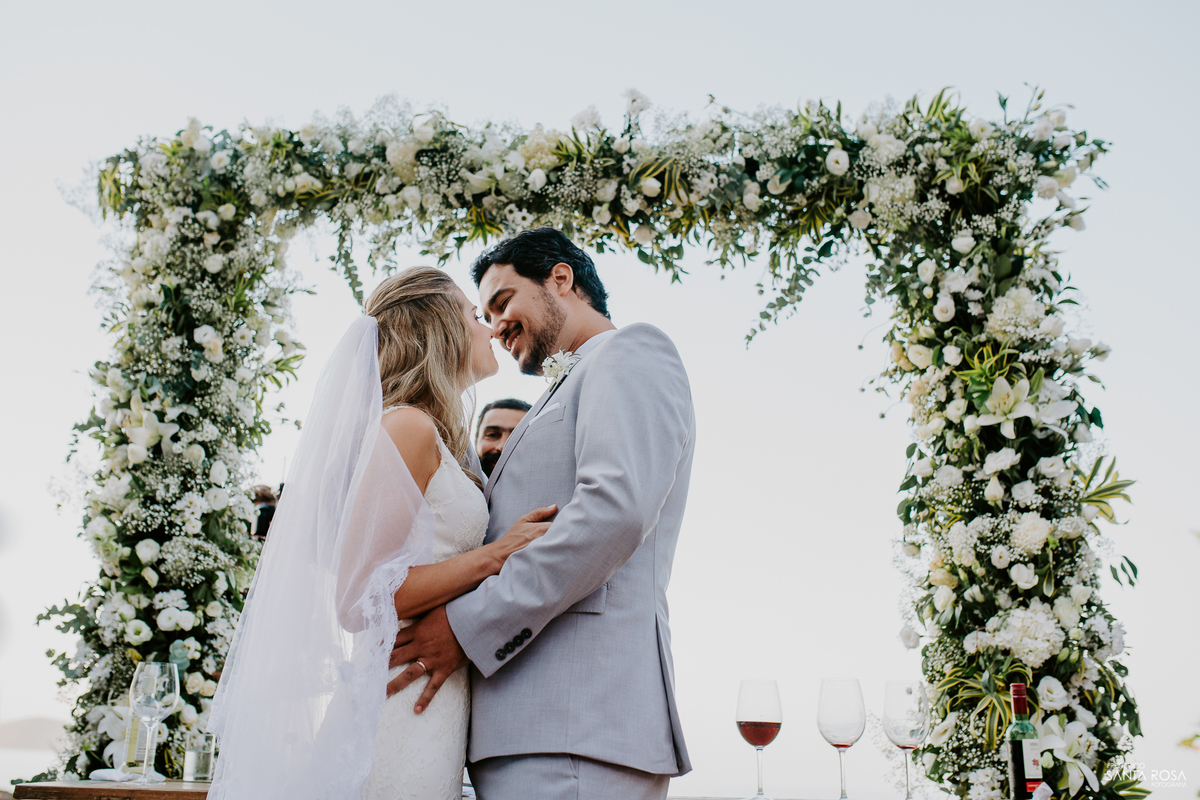 Casamento em Búzios-EF Cerimonial-Noivos Marina e Victor 14/10/2017 - Pousada e Restaurante Praia da Tartargua em Búzios - Decoração da Vagalumes e pirilampos e fotografia destination wedding ao ar livre do Frederico Santa Rosa. Foto 22