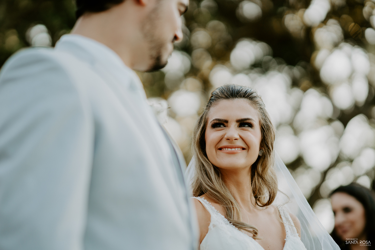 Casamento em Búzios-EF Cerimonial-Noivos Marina e Victor 14/10/2017 - Pousada e Restaurante Praia da Tartargua em Búzios - Decoração da Vagalumes e pirilampos e fotografia destination wedding ao ar livre do Frederico Santa Rosa. Foto 21