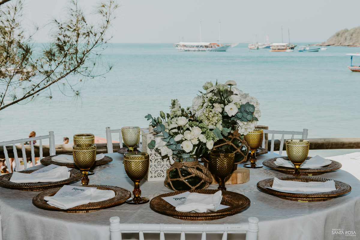 Casamento em Búzios-EF Cerimonial-Noivos Marina e Victor 14/10/2017 - Pousada e Restaurante Praia da Tartargua em Búzios - Decoração da Vagalumes e pirilampos e fotografia destination wedding ao ar livre do Frederico Santa Rosa. Foto 28