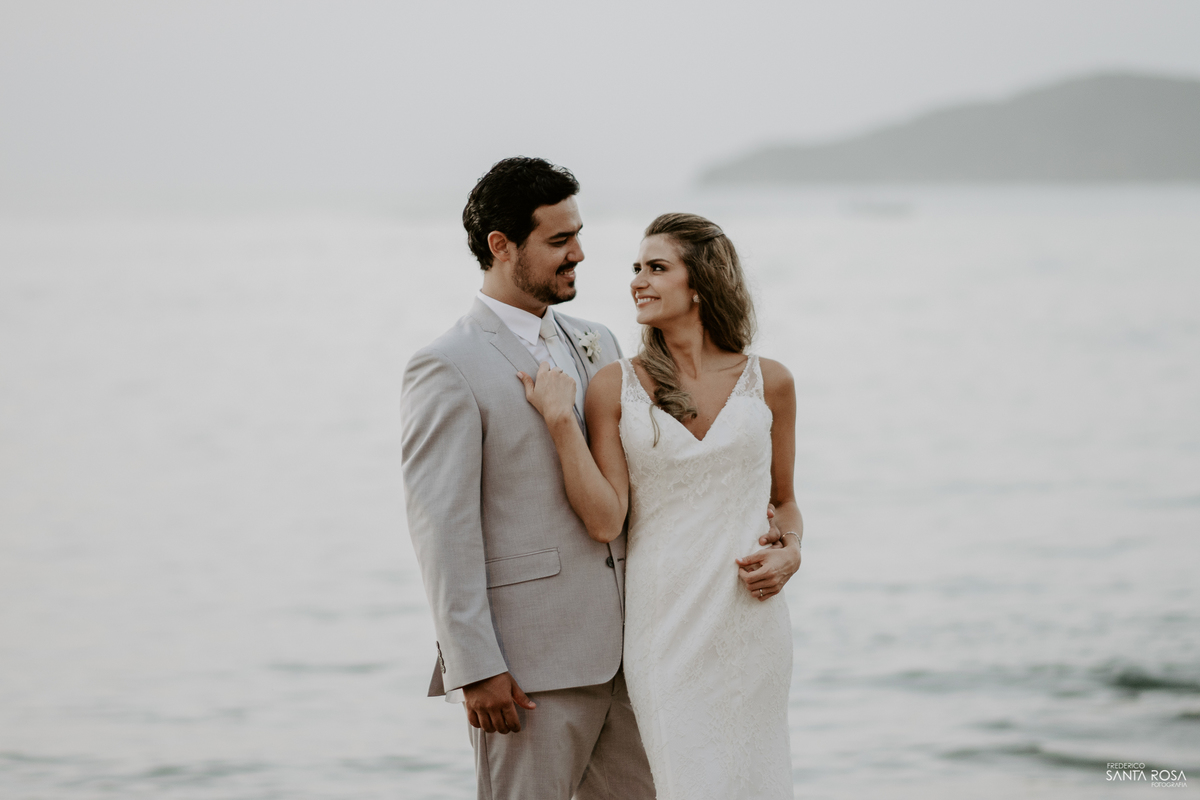 Casamento em Búzios-EF Cerimonial-Noivos Marina e Victor 14/10/2017 - Pousada e Restaurante Praia da Tartargua em Búzios - Decoração da Vagalumes e pirilampos e fotografia destination wedding ao ar livre do Frederico Santa Rosa. Foto 9